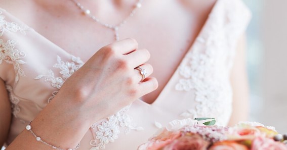5 Psychological Reasons Why People Wear Jewelry