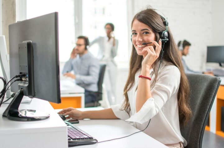 How a Live Receptionist Service Can Benefit Your Company
